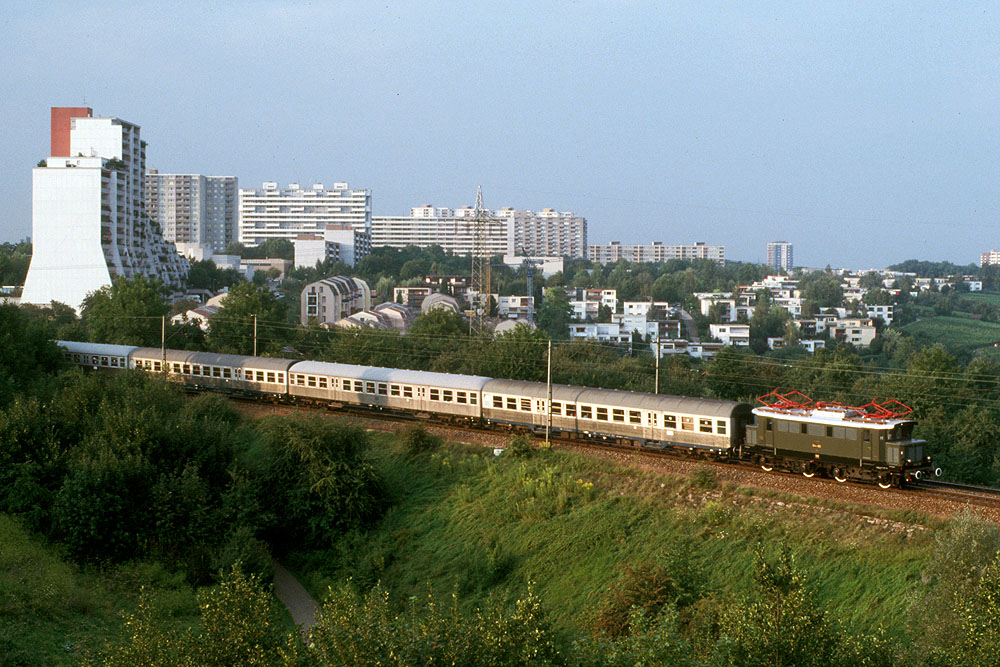 https://www.eisenbahnfotograf.de/datei/August 1986/630110 DB 144002 Stgt. Muenster 20.8.86.jpg